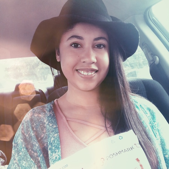 Meet your Posh ambassador , Ashley๐ - Picture 4 of 12